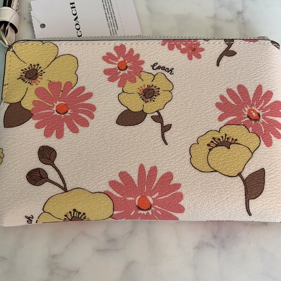 New Coach Small Corner Zip Wristlet - Picture 3 of 6